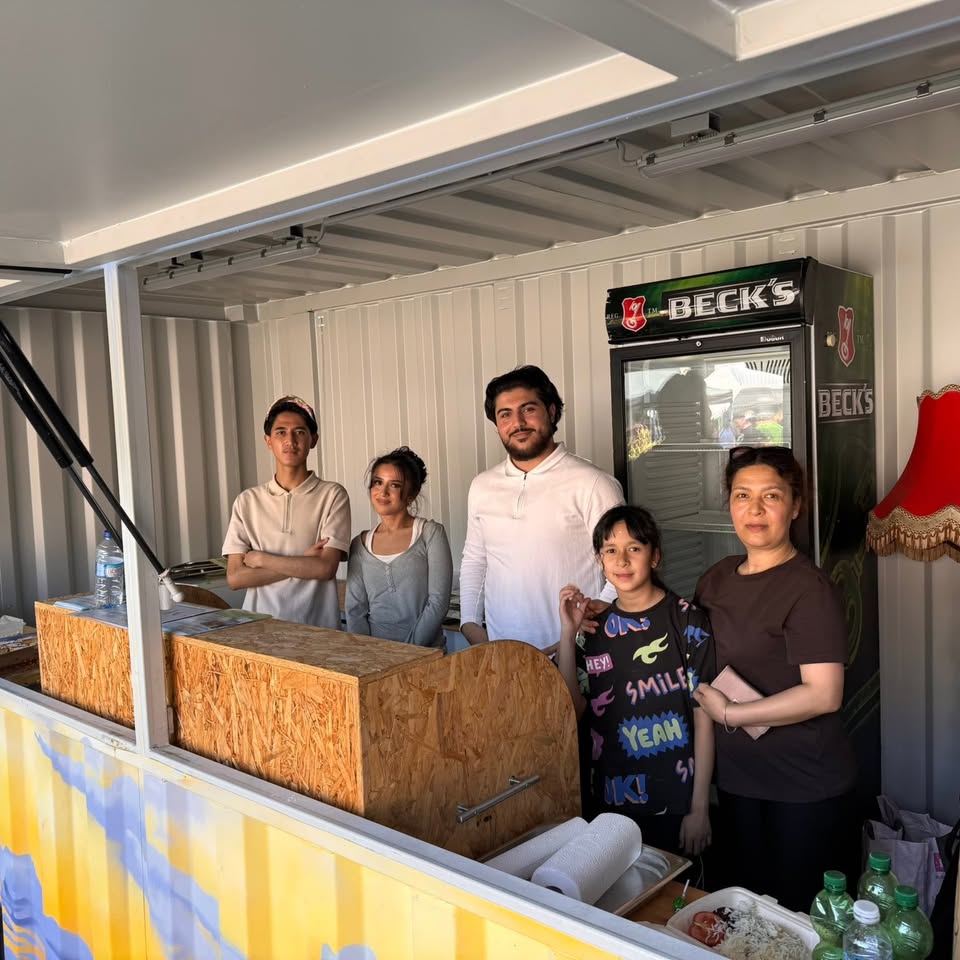Team und Gäste bei einer Veranstaltung der ABS Akademie